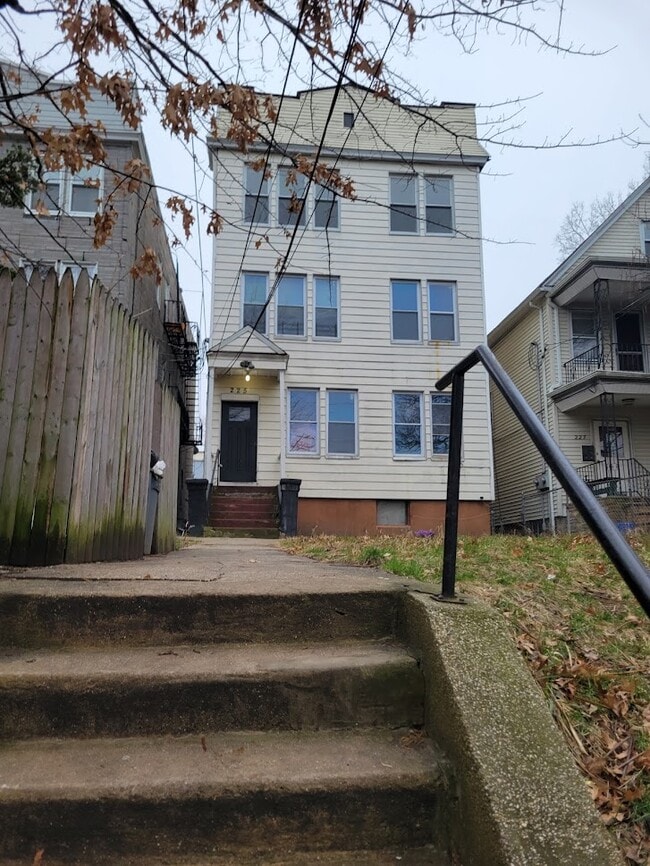 Building Photo - 225 Duncan Ave