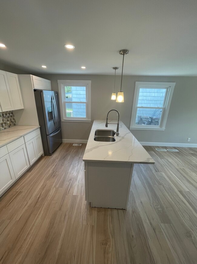 Building Photo - 139 Mayville Ave