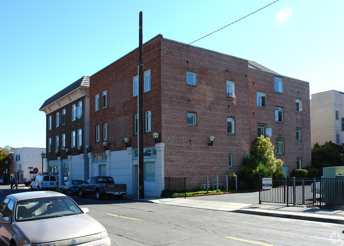 Building Photo - Riverhouse Hotel