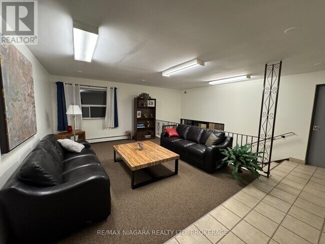 Photo du bâtiment - 242 Oakdale Ave