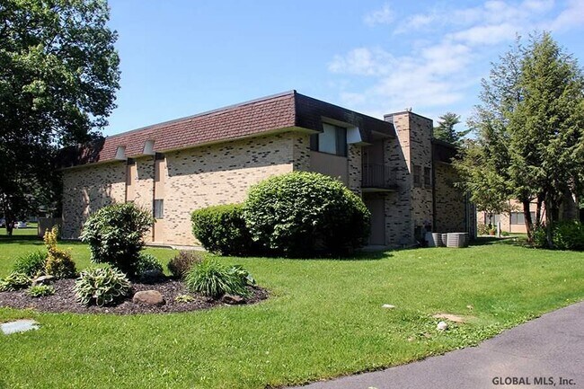 Building Photo - 2475 BROOKSHIRE Dr