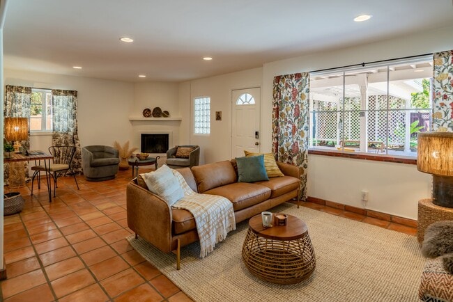 Building Photo - 2 Bedroom / 1 Bath Unit Available!