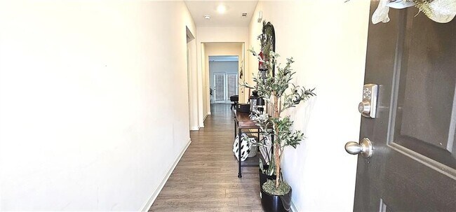 Foto del edificio - 404 Starbuck Parkway