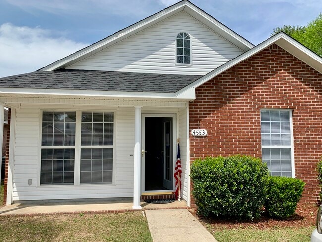 Beautiful Bungallow - Perfect Location - 4553 Barrington Ln