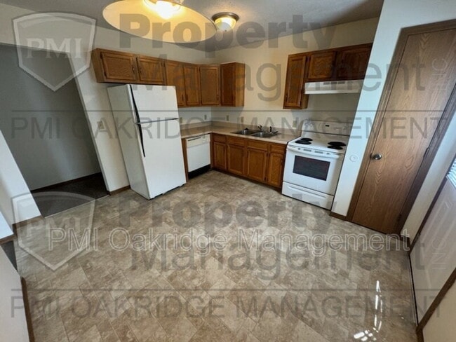Building Photo - 713 Country Side Ln