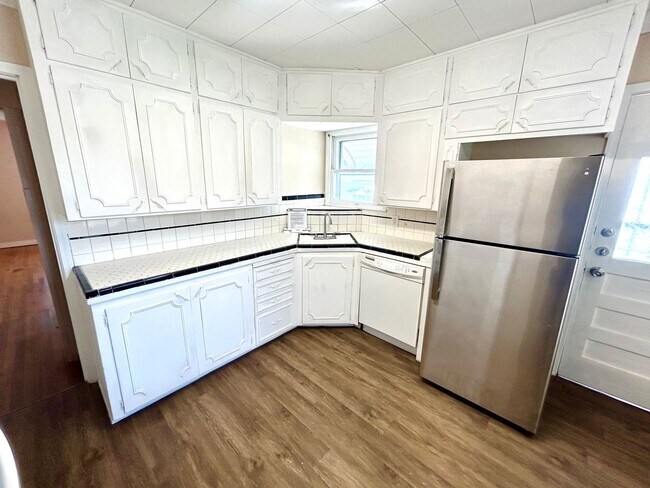 Building Photo - **APPLICATION RECEIVED** **MOVE IN SPECIAL...