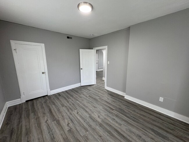 Building Photo - 5345-49 Cabanne