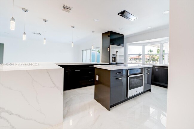 Foto del edificio - 5721 Bayview Dr