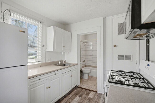 Foto del edificio - 1BR/1BA Carriage House in the Heart of Midtown!