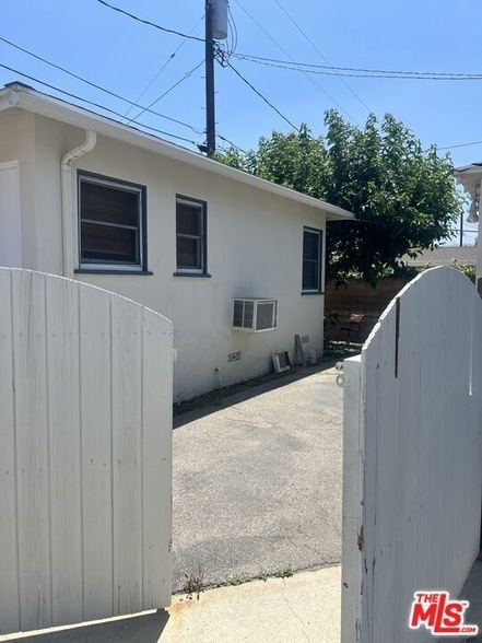 Building Photo - 1134 N Avon St