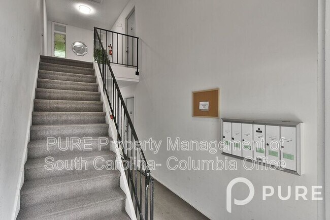 Foto del edificio - 601 Riverhill Cir