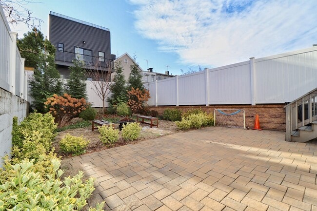 Building Photo - 19 Graham St