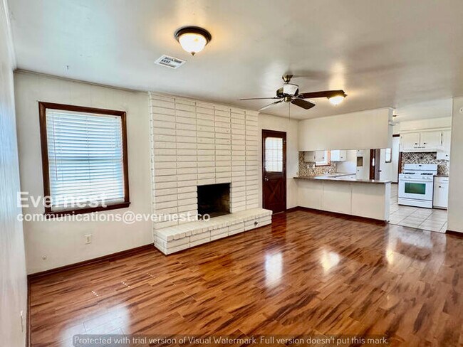 Foto del edificio - 3 Bed/2 Bath Home with Garage / Pet-Friendly / Available Now!