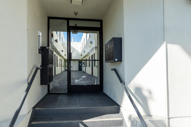 Entrance - Oxford Court Apartments