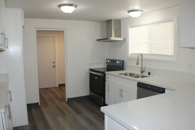 Foto del edificio - 22703 James St