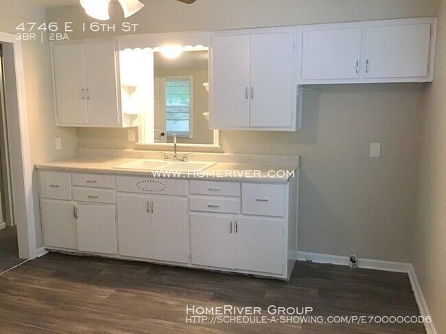 Building Photo - Check out this great 3 BD/2 BA rental!