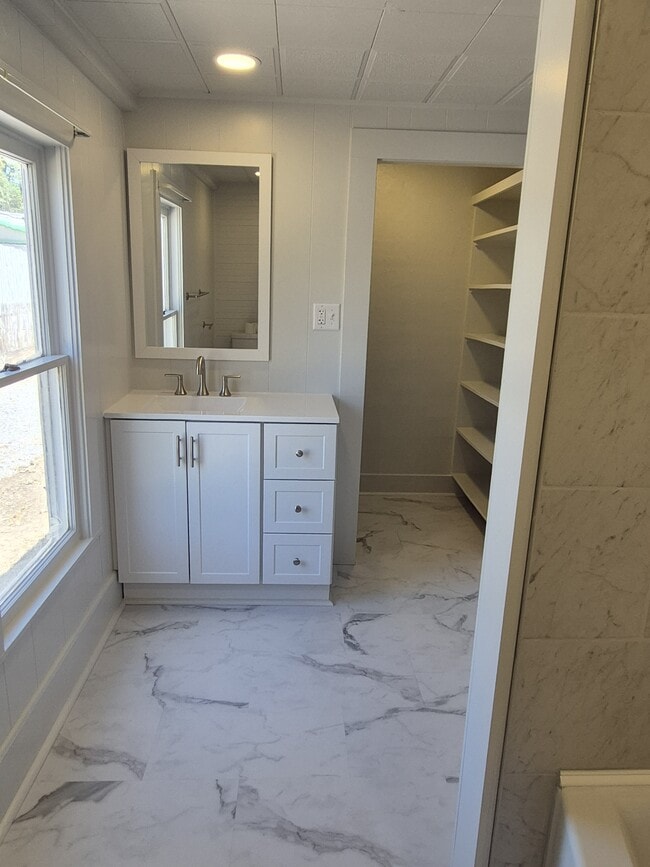 Building Photo - 547 McLean Rd