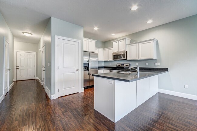 Building Photo - 4251 Cresthaven Ln
