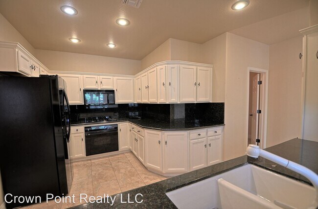Building Photo - 2 br, 2.5 bath House - 9425 San Laguna #102
