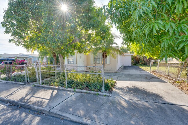 Foto del edificio - 813 Truman St