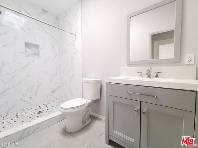 Building Photo - 2 br, 2 bath Condo - 1131 S La Peer Dr