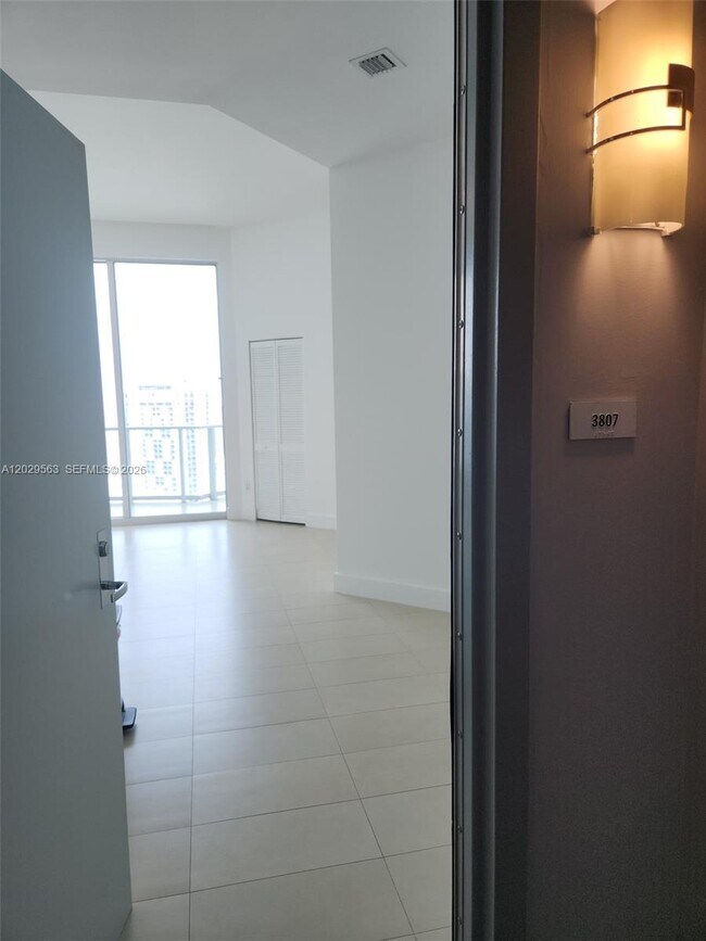 Foto del edificio - 300 S Biscayne Blvd