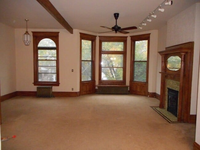 Foto del edificio - 1415 W Warner Ave