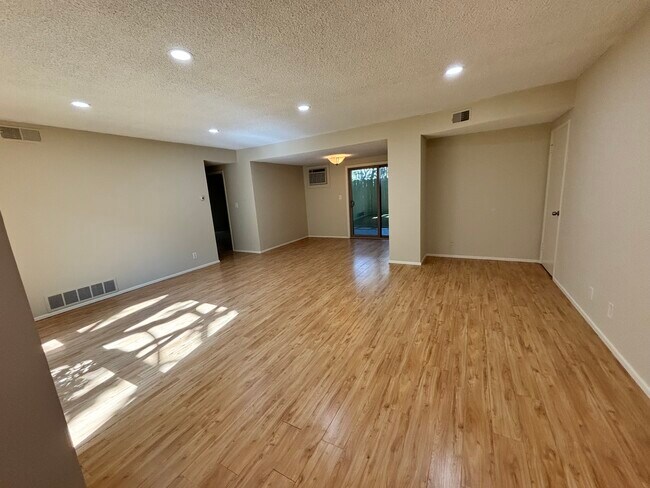 Foto del edificio - 1740 Huntington Dr