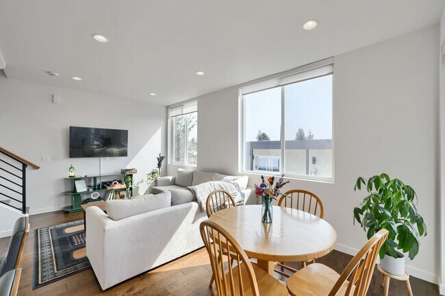 Foto del edificio - Green Lake Townhome