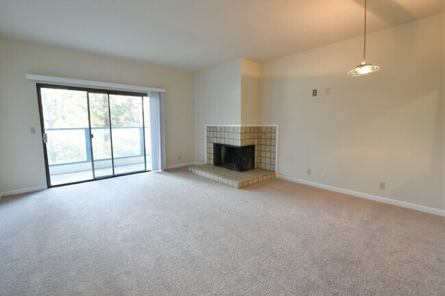 Building Photo - Spacious 1 Bed 1 Bath in Gated West San Jo...