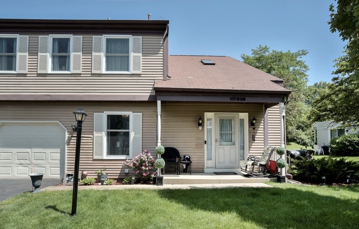 11702 Pine Way, Huntley, IL 60142 Townhome Rentals in Huntley IL