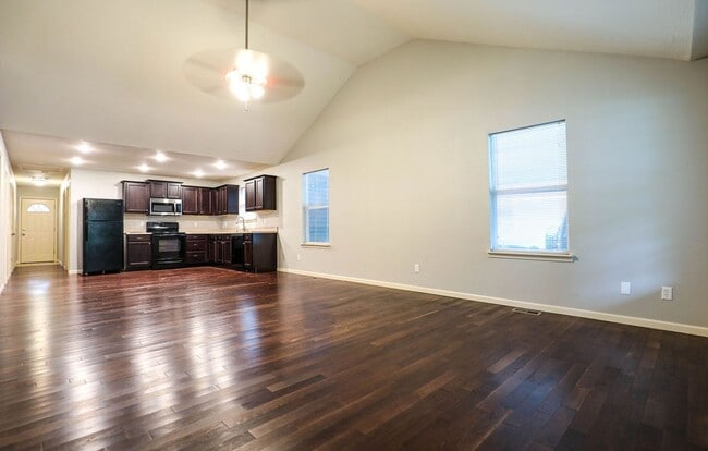 Building Photo - Beautiful & Charming 4 Bed / 2 Bath Home –...