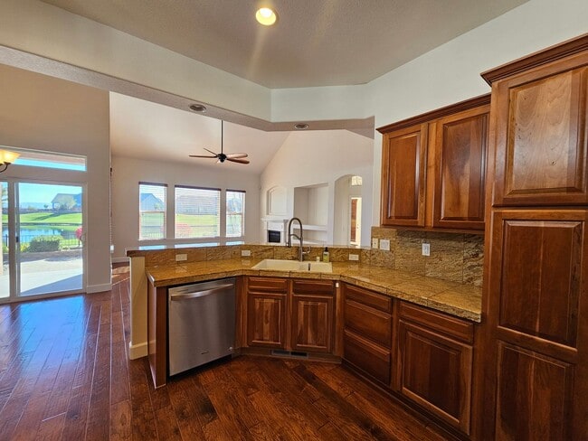 Building Photo - Beautiful Executive Home In Gated Community