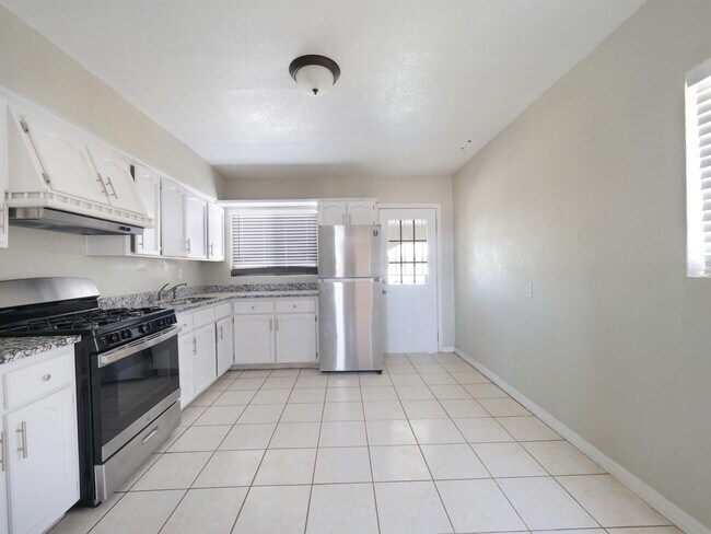 Building Photo - 483 Buford Rd