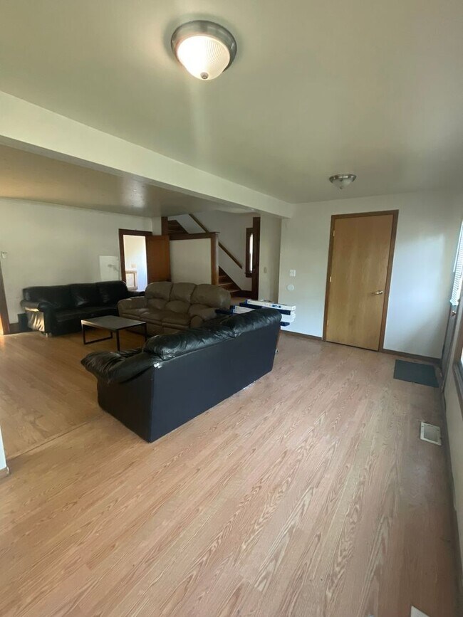 Foto del edificio - 926 Sylvan Ave