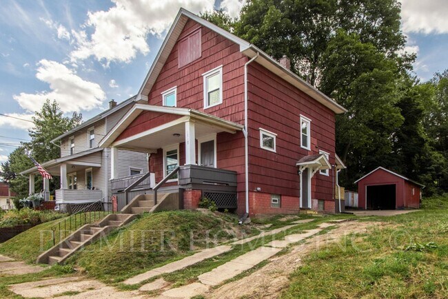 Foto del edificio - 3 Bed Home with Garage, Private Driveway & Yard – $1,495/mo