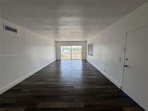 Building Photo - 9700 W Bay Harbor Dr
