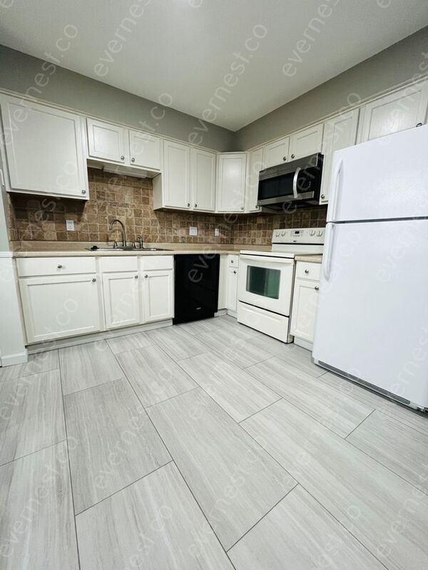Building Photo - 719 Fox Ridge Dr