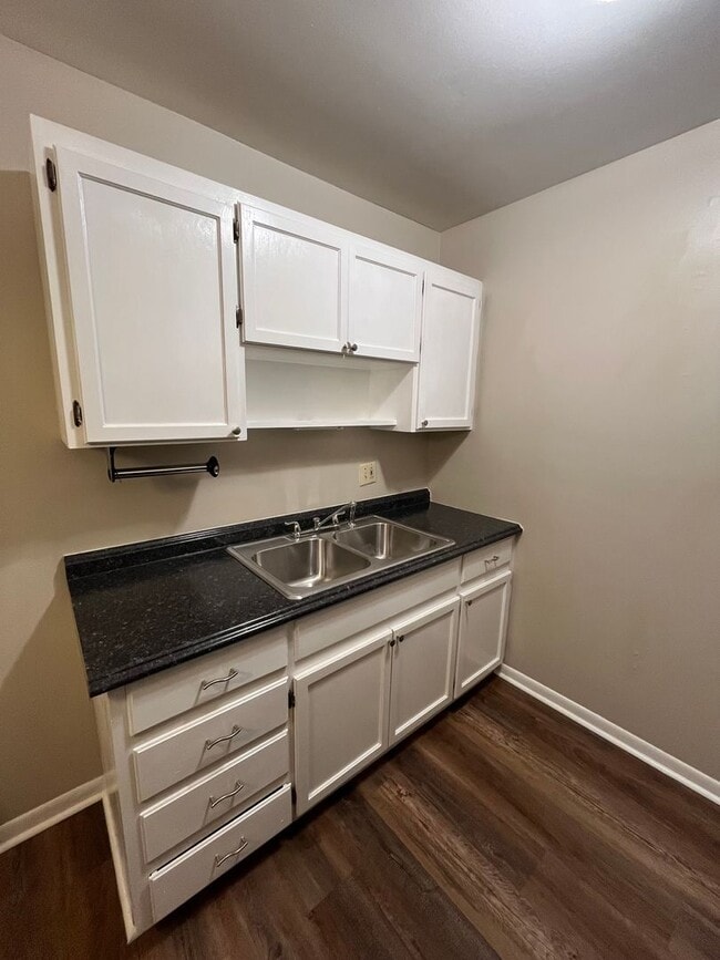 Photo - Walk to Vandy and Hillsboro Village, 1 Bed/1 Bath at the Villager West, Top Floor and Newly Renov... House