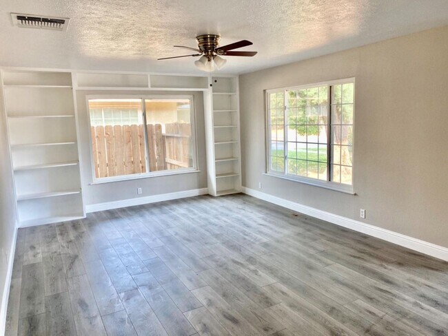 Building Photo - 3 br, 2 bath House - 2844 E Santa Ana Ave