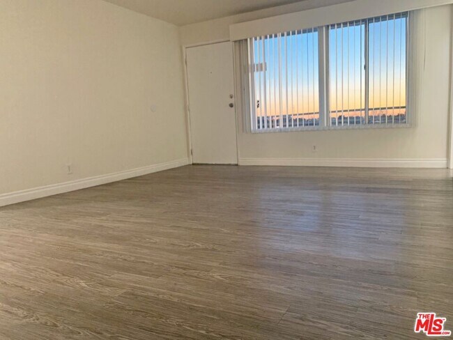 Foto del edificio - 4641 S Slauson Ave