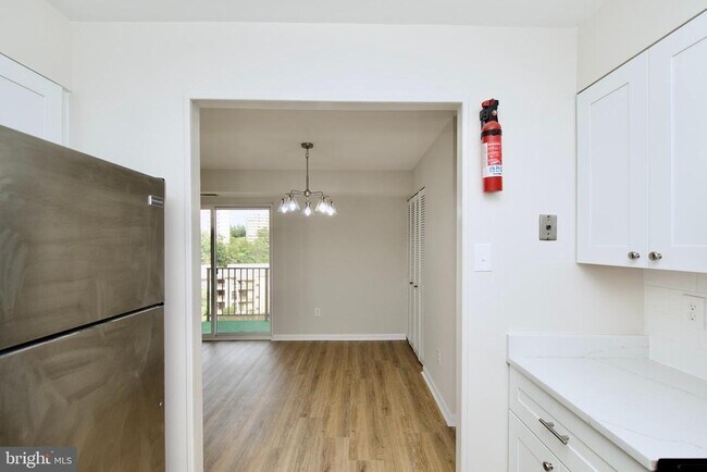 Foto del edificio - 6145 Edsall Rd