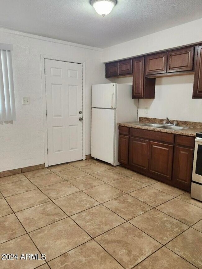 Foto del edificio - 2139 W Glenrosa Ave