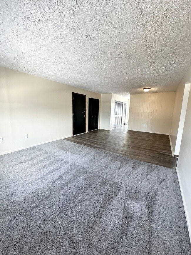 Building Photo - 2 Bedroom and 1.5 Bathroom Apartment in Be...