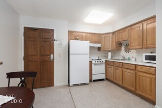 Building Photo - 555 Highland Dr