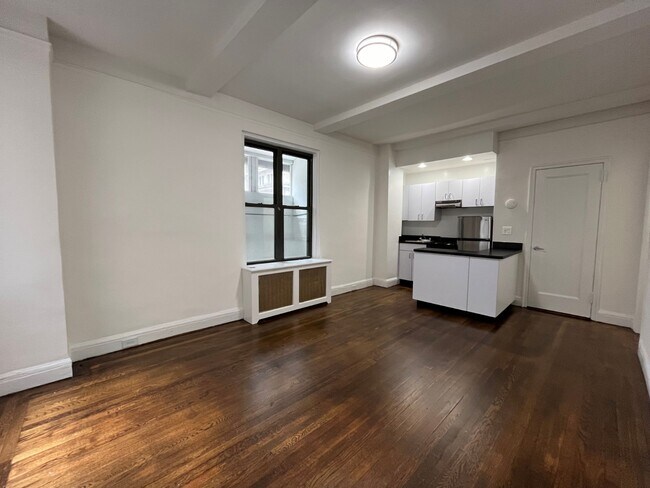 Building Photo - 140 E 46th St
