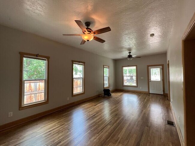 Foto del edificio - Corner-Lot Bungalow Close to Old Town Fort...