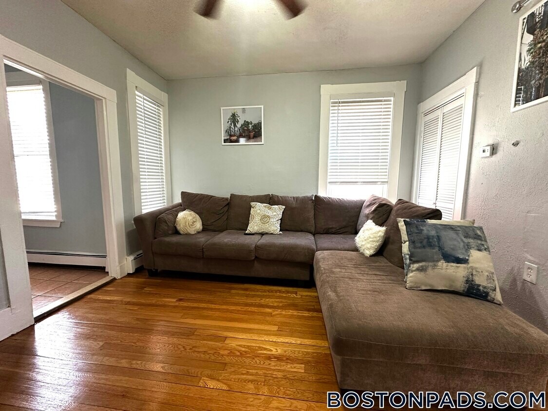 Foto principal - 235 Highland St