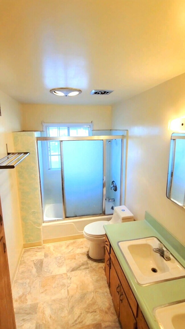 Foto del edificio - 2239 N Frederic St