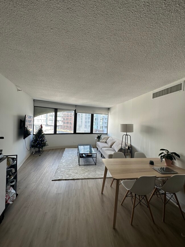 Building Photo - 800 S Wells St